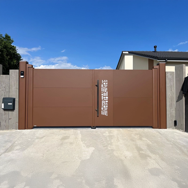 Un portail marron, de la marque Kostum, installé par la SCM en Haute-Vienne