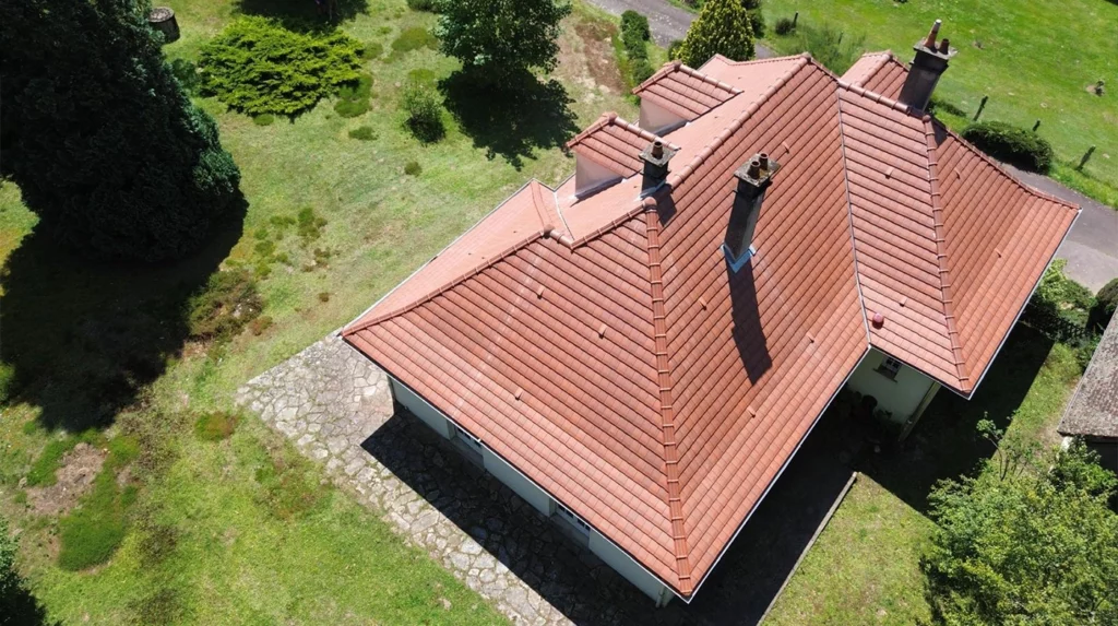 Toit d'une maison en tuile vue aérienne
