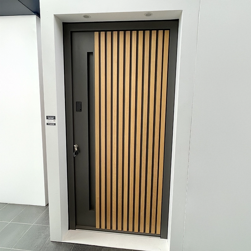 Porte d'entrée moderne et design en tasseaux bois et aluminium