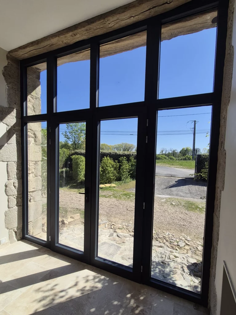 Installation d'une porte-fenêtre sur-mesure en aluminium