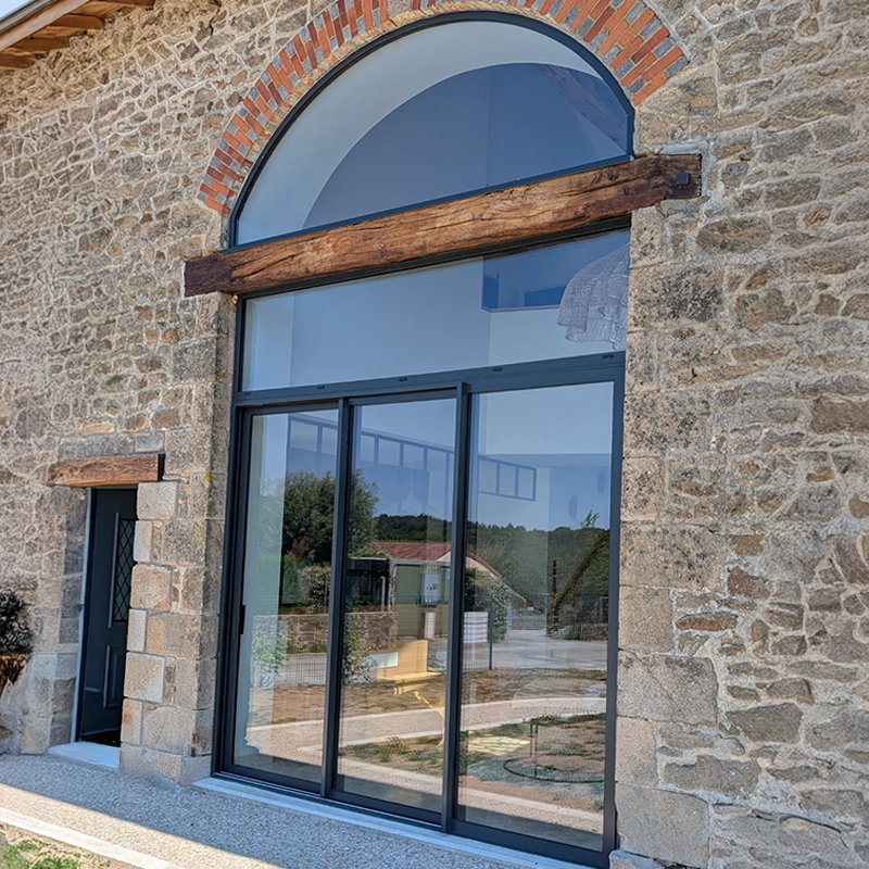 Porte-fenêtre arrondie sur-mesure