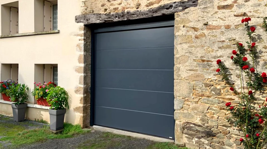 Installation porte de garage anthracite, maison en pierre