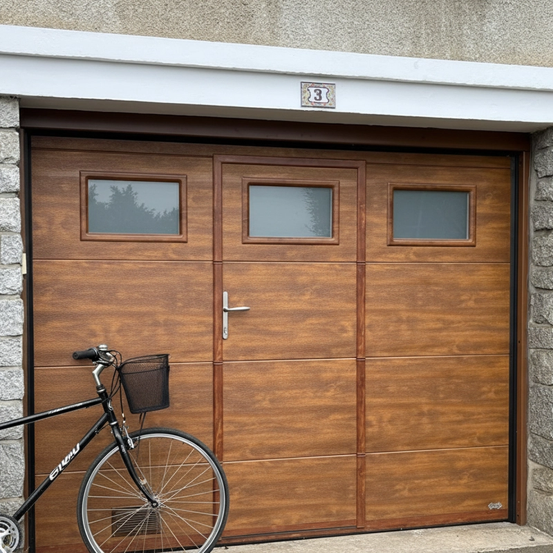 Porte de garage en bois avec porte piétonne intégrée