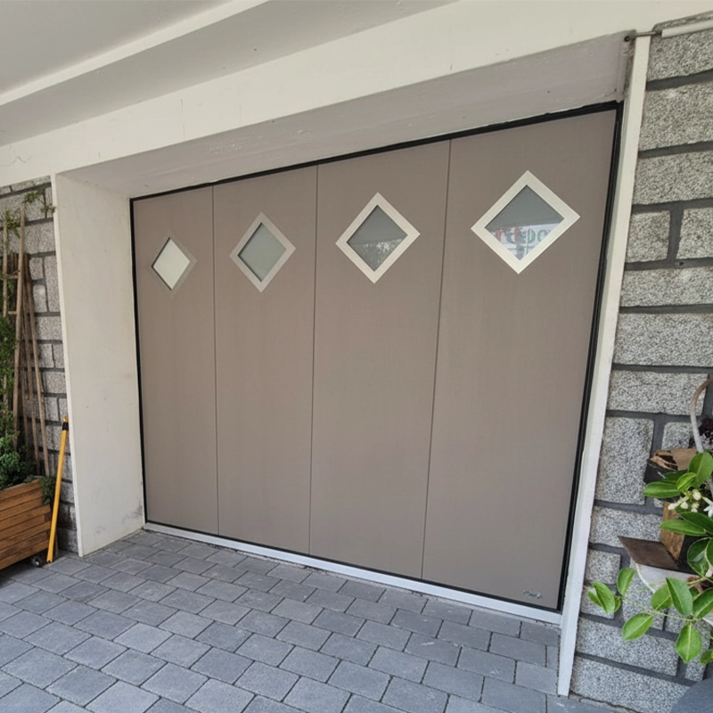 Porte de garage taupe avec 4 fenêtres en forme de losange