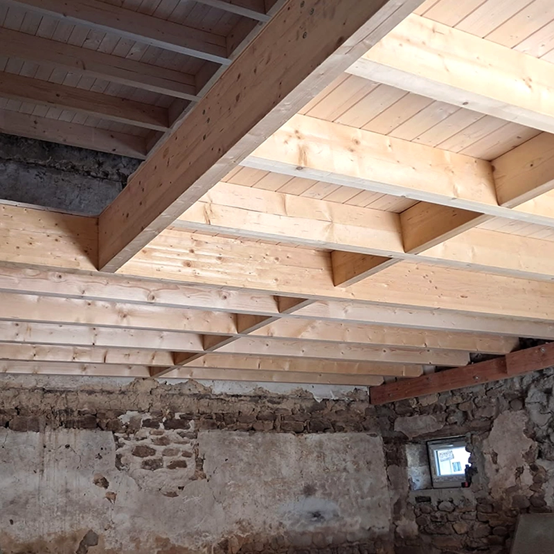 Travaux de charpente dans une maison ancienne