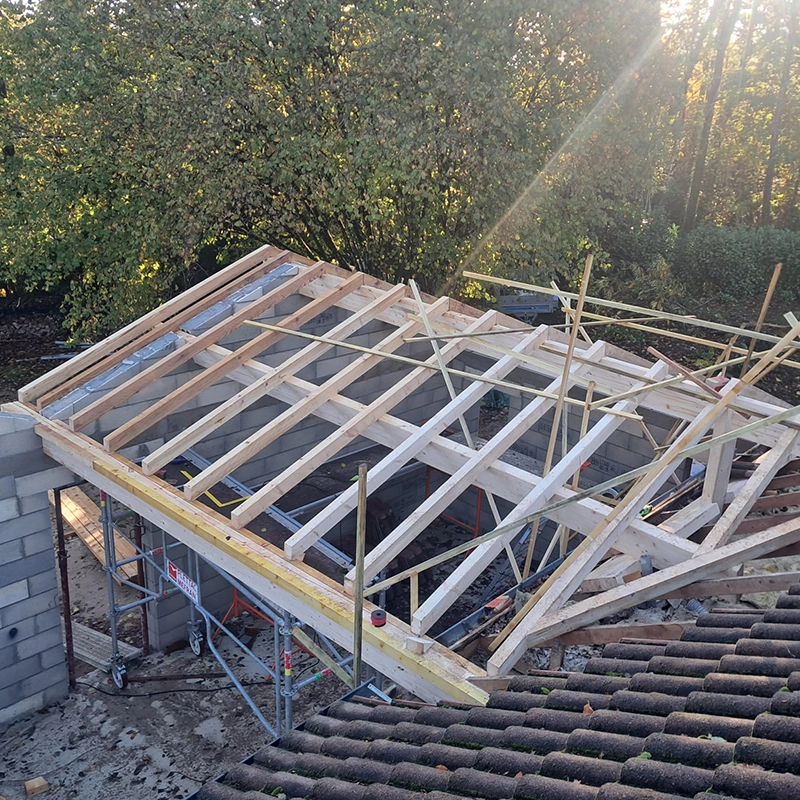 Construction en cours d'une charpente en bois