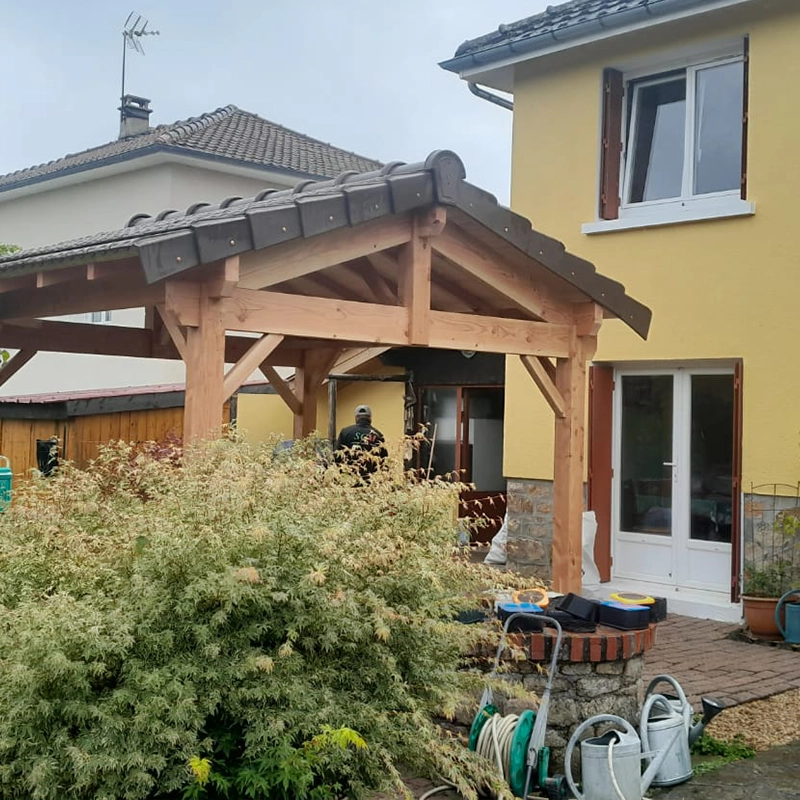 Fabrication d'un carport en bois sur-mesure, charpente en bois et toiture ardoise, vue sur le côté