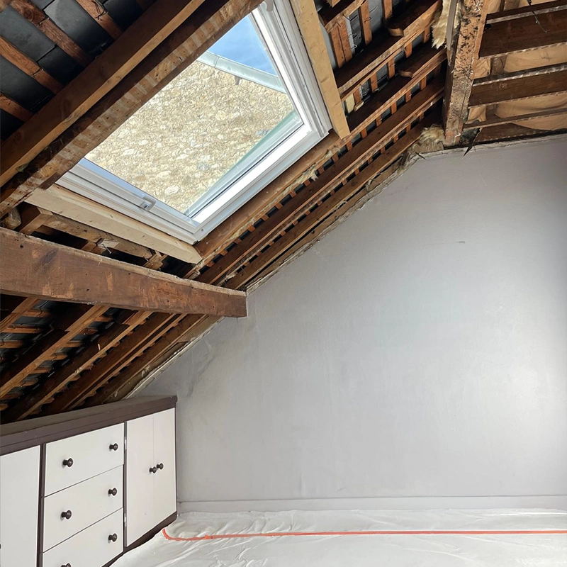 Pose fenêtre de toit Velux dans une chambre