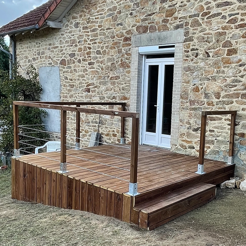 Terrasse en bois sur-mesure avec garde-corps intégré