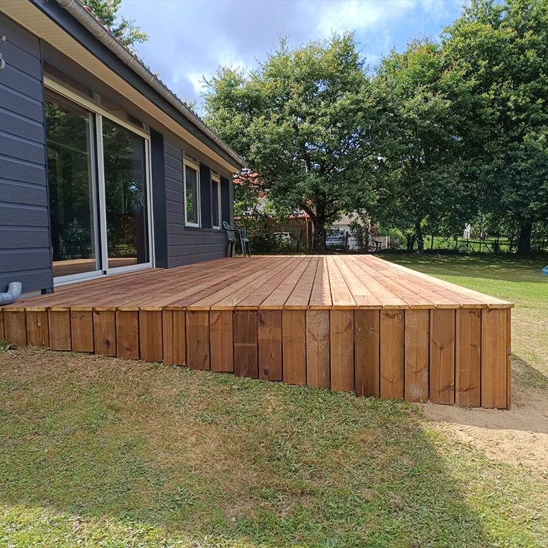 Terrasse en bois sur-mesure sur un terrain en pente