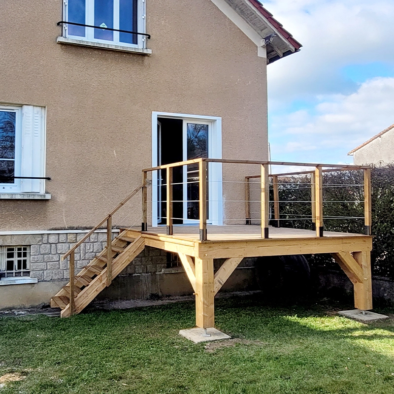 Terrasse en bois sur-mesure avec escalier et garde-corps intégré