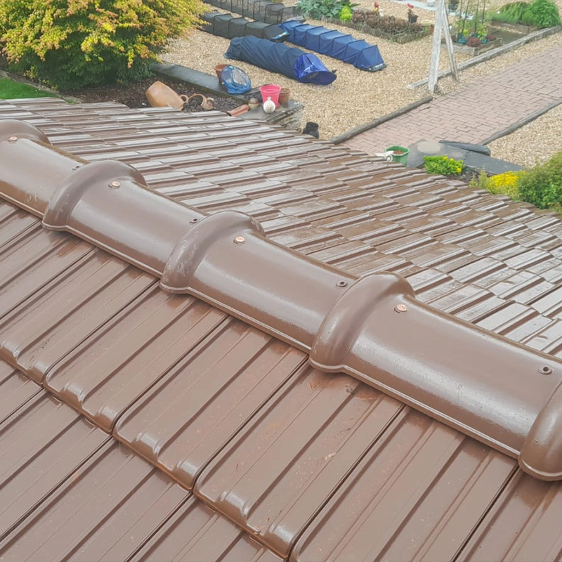 Zoom sur une toiture en acier marron